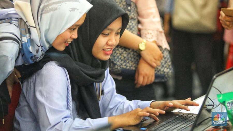 Pencari kerja memadati gelaran Job For Career Festival 2018 di area Stadion Gelora Bung Karno, Jakarta, Selasa (27/11). Angka pengangguran pada Agustus 2018 tercatat 7 juta orang, menurun 40 ribu orang dibanding Agustus 2017 lalu. (CNBC Indonesia/Andrean Kristianto)