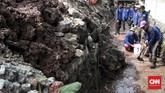 Longsor itu dikatakan bermula dari sebuah lubang dengan besar hampir satu meter di jalan kompleks tepat di depan rumah yang rusak. Pemilik rumah dengan nomor 278 itu mengatakan lubang itu membesar pada minggu (25/11) siang akibat ban mobil warga yang terjebak di sana. (CNN Indonesia/Andry Novelino)
