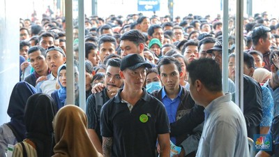 Pencari kerja memadati gelaran Job For Career Festival 2018 di area Stadion Gelora Bung Karno, Jakarta, Selasa (27/11). Angka pengangguran pada Agustus 2018 tercatat 7 juta orang, menurun 40 ribu orang dibanding Agustus 2017 lalu. (CNBC Indonesia/Andrean Kristianto) Pencari kerja memadati gelaran Job For Career Festival 2018 di area Stadion Gelora Bung Karno, Jakarta, Selasa (27/11). Angka pengangguran pada Agustus 2018 tercatat 7 juta orang, menurun 40 ribu orang dibanding Agustus 2017 lalu. (CNBC Indonesia/Andrean Kristianto)