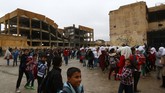 Anak-anak di Kota Raqqa, Suriah, kembali bersekolah setelah 4 tahun absen lantaran wilayah mereka dikuasai ISIS. (REUTERS/Aboud Hamam)