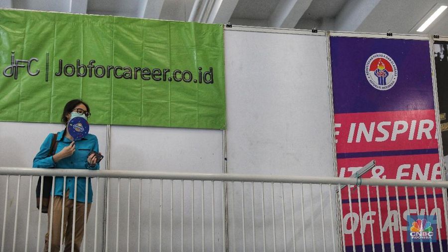Pencari kerja memadati gelaran Job For Career Festival 2018 di area Stadion Gelora Bung Karno, Jakarta, Selasa (27/11). Angka pengangguran pada Agustus 2018 tercatat 7 juta orang, menurun 40 ribu orang dibanding Agustus 2017 lalu. (CNBC Indonesia/Andrean Kristianto)