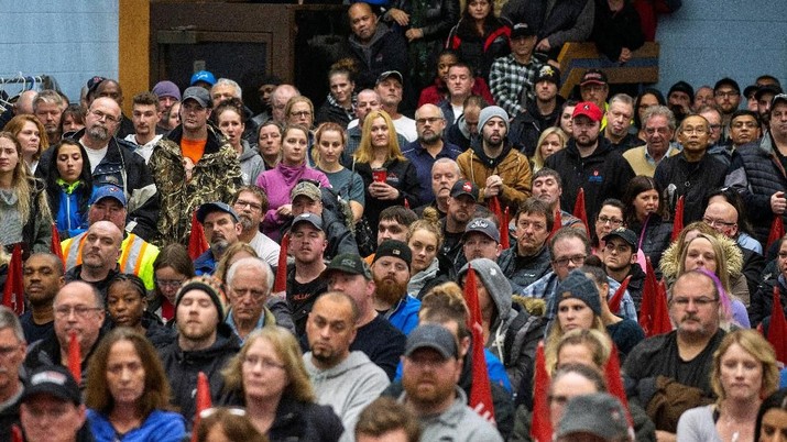 Pekerja GM berkumpul untuk pertemuan di UNIFOR Local 222 dekat pabrik perakitan General Motors di Oshawa, Ontario, Kanada 26 November 2018. REUTERS / Carlos Osorio GM workers gather for a meeting at UNIFOR Local 222 near the General Motors' assembly plant in Oshawa, Ontario, Canada November 26, 2018. REUTERS/Carlos Osorio