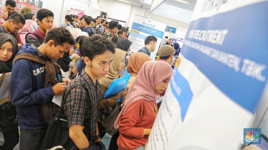 Pencari kerja memadati gelaran Job For Career Festival 2018 di area Stadion Gelora Bung Karno, Jakarta, Selasa (27/11). Angka pengangguran pada Agustus 2018 tercatat 7 juta orang, menurun 40 ribu orang dibanding Agustus 2017 lalu. (CNBC Indonesia/Andrean Kristianto)