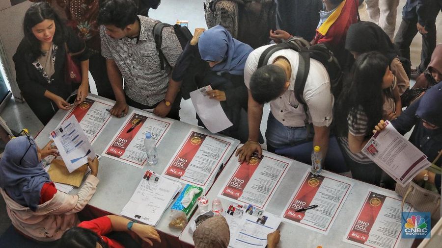 BPS mengumumkan tingkat pengangguran terbuka (TPT) Indonesia dalam setahun terakhir mengalami penurunan sebanyak 50.000 orang menjadi 5,01%.