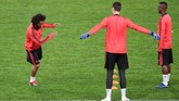 Marcelo tampak berbincang dengan Thibaut Courtois dan Vinicius Junior dalam sesi latihan resmi jelang laga kelima Madrid di Liga Champions musim ini. (REUTERS/Tony Gentile)