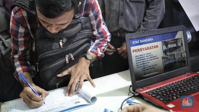 Pencari kerja memadati gelaran Job For Career Festival 2018 di area Stadion Gelora Bung Karno, Jakarta, Selasa (27/11). Angka pengangguran pada Agustus 2018 tercatat 7 juta orang, menurun 40 ribu orang dibanding Agustus 2017 lalu. (CNBC Indonesia/Andrean Kristianto) Pencari kerja memadati gelaran Job For Career Festival 2018 di area Stadion Gelora Bung Karno, Jakarta, Selasa (27/11). Angka pengangguran pada Agustus 2018 tercatat 7 juta orang, menurun 40 ribu orang dibanding Agustus 2017 lalu. (CNBC Indonesia/Andrean Kristianto)