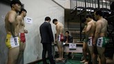 Di Korea Utara, perkembangan ssireum dipimpin oleh Kim II Sung yang membentuk departemen khusus untuk olahraga pada 1946. (Photo by Ed JONES / AFP)