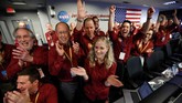 Seluruh awak NASA meluapkan kegembiraannya. Misi pesawat antariksa robotik ini menjadi yang pertama berhasil mendarat untuk mempelajari inti Mars. (Al Seib/REUTERS)