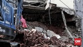 Pemilik rumah yang rusak, Syarifudin, mengatakan setelah melihat ada rongga di bawah aspal jalan yang terlihat berluang, warga RT tersebut bermaksud menimbun dan memperbaikinya awal pekan ini. Namun, belum sempat niat itu dilaksanakan akibat hujan deras, telah terjadi longsor. (CNN Indonesia/Andry Novelino)