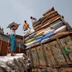 Pantaskah Harga Gula Tinggi, Saat RI Rajin Impor Beras?