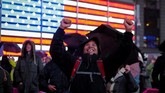 Orang-orang mengekspresikan kebahagiannya ketika mereka menonton pendaratan Insight di Times Square di New York City.(REUTERS/Brendan McDermid)