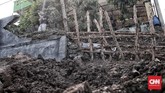Gubernur DKI Jakarta Anies Baswedan yang meninjau ke lokasi kejadian longsor langsung mempertanyakan IMB dari pemilik bangunan di permukiman tersebut. Hasilnya, tak ada IMB. Selain itu, kawasan tersebut pun masuk jalur hijau yang tak boleh ada bangunan. (CNN Indonesia/Andry Novelino)