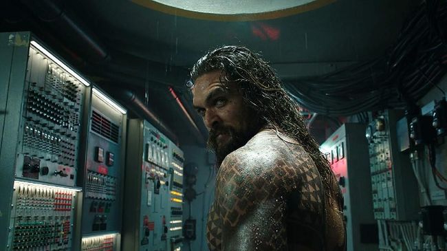 Kostum 'Aquaman' Buat Jason Momoa Sulit Buang Air