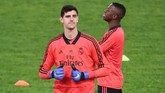 Thibaut Courtois lebih sering menjadi pilihan utama Madrid di bawah mistar pada musim ini. Namun di Liga Champions kiper Belgia ini baru bermain sekali. Sementara dalam tiga laga lain, Keylor Navas yang tampil sebagai penjaga gawang utama. (REUTERS/Tony Gentile)