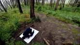 Seorang pendaki menunaikan salat sebelum melanjutkan pendakiannya.