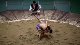 Ssrieum adalah salah satu olahraga tertua yang masih bertahan di Korea sampai saat ini. (Photo by Ed JONES / AFP)