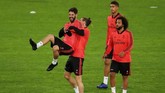 Suasana latihan Madrid juga tampak santai dengan canda dan gurauan yang terjadi di antara para pemain seperti yang ditampilkan Gareth Bale dan Isco. (REUTERS/Tony Gentile)