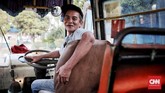 Adi Muktar, 59 Tahun, menjadi supir Metromini sejak 1980. Saat itu ongkosnya masih Rp150, namun masih mencukupi kebutuhan hidup. Kini, penghasilan per hari tak bisa diprediksi. Kadang, uang yang dibawa pulang hanya Rp24 ribu setelah dibagi-bagi. (CNN Indonesia/Andry Novellino)