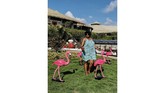 Yetty Kuhn merekam imaji pengunjung yang sedang berfoto dengan deretan patung Burung Flamingo di kawasan Beachwalk Shopping Center Kuta. Warna pink pada patung menjadi perhatiannya. Ia mencoba menerjemahkan sebuah kontradiksi obyek foto dengan lingkungan sekitar.
