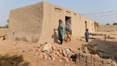 Ayeesha Siddiqua, salah satu anak Pakistan merasakannya. Dia bertengkar dengan sepupunya berebut toilet. (ARIF ALI / AFP)