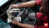 Banyak penumpang Metromini yang beralih transportasi ke ojek online dan TransJakarta membuat penghasilan sopir bus berwarna merah-biru itu turun drastis. (CNN Indonesia/Safir Makki)