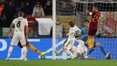 Patrick Schick yang menjadi ujung tombak AS Roma memunculkan kemelut di depan gawang Real Madrid. (REUTERS/Tony Gentile)