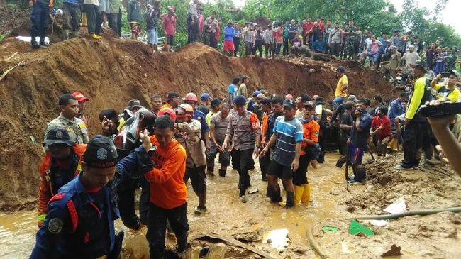 Empat Orang Meninggal Tertimbun Longsor di Purwakarta