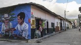 Kini San Carlos ingin dipandang berbeda, terbuka untuk turisme yang mampu menawarkan banyak wisata, dengan fasilitas akomodasi baik, termasuk 56 mural ini. (Photo by JOAQUIN SARMIENTO / AFP)