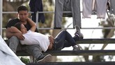 Pasangan lain yang turut menjadi bagian migran besar-besaran dari Amerika Tengah ke Amerika Serikat, menikmati waktu berdua di tengah tempat perlindungan sementara di antara tenda dan pakaian yang baru dicuci. (REUTERS/Lucy Nicholson)