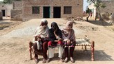 Namun sudah satu setengah bulan terakhir, Bibi tak perlu lagi menunggu toilet. Sebuah toilet baru dibuat di depan rumahnya. (ARIF ALI / AFP)