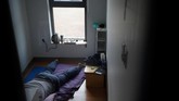 Seluruh tamu tidur di lantai kamar berukuran 5 meter persegi. Ada toilet kecil di dalam ruangan, tetapi tidak ada cerminnya.