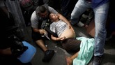 Seorang migran yang sedang hamil besar, menjadi lemah ketika polisi menahan rombongan mereka lantaran memasuki Meksiko secara ilegal. (REUTERS/Alkis Konstantinidis)