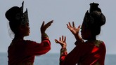Dua penari berlatih sebelum pentas di Festival Pesona Tanjung Lesung (FPTL) 2018.