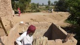 Kurangnya toilet adalah masalah penting bagi wanita. Mereka harus mengambil risiko untuk buang air tengah malam di balik kegelapan. (ARIF ALI / AFP)