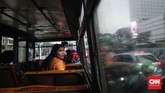 Banyak Metromini dalam kondisi tak layak. Pedal gas diikat karet ban dalam, bunyi kopling melengking, lantai keropos, spidometer tak berfungsi, hingga interior bus berkarat di sana sini. (CNN Indonesia/Safir Makki)