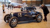 Bugatti 51 Grand Prix 1953 seluruh komponen orisinal bakal diperebutkan para kolektor saat lelang mobil antik Retromobile digelar di Paris pada 8-10 Februari 2019. (REUTERS/Charles Platiau)