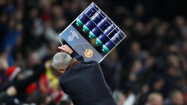 Man United Cetak Gol Kemenangan, Mou Banting Keranjang Botol