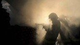 Pemadam kebakaran bekerja keras untuk memadamkan api di sebuah gudang di Kathmandu, Nepal. (REUTERS/Navesh Chitrakar)