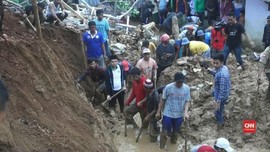 VIDEO: Longsor di Purwakarta Timbun Empat Warga
