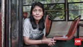 Sinta, 34 Tahun, melakoni perannya sebagai kenek sejak setahun lalu. Pendapatan per hari antara Rp20 ribu hingga Rp40 ribu. Ia berharap nasibnya sebagai kenek mendapat perhatian serius dari pemerintah, termasuk harapan agar ia bisa bekerja di TransJakarta. (CNN Indonesia/Andry Novelino)