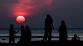 Pengunjung menyaksikan matahari tenggelam di kawasan KEK Tanjung Lesung, Pandeglang, Banten.