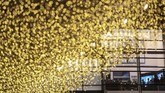 Hiasan lampu natal menemani orang-orang yang sedang berbelanja di pusat perbelanjaan di Hong Kong. (Photo by VIVEK PRAKASH / AFP)