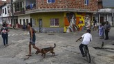 Penduduk San Carlos menjalani kehidupan sehari-hari seperti biasa, mulai menyemai asa untuk masa depan lebih baik. (Photo by JOAQUIN SARMIENTO / AFP)