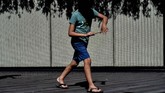 Cahaya terik menghasilkan bayangan yang keras. Made Suardika merekam gestur anak yang berjalan di Beachwalk Shopping Mall. Bayangan gelap pada muka obyek menimbulkan kesan misterius. Pemilihan latar belakang dengan komposisi garis yang pas menegsskan bahwa Made berhati-hati sekali memilih