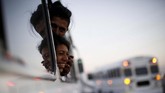 Para migran yang akan bepergian ke Tijuana dari Meksiko bersemangat menghadapi masa depan di tempat baru. (REUTERS/Kim Kyung-Hoon)