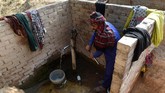 Para perempuan desa telah lama dipaksa untuk menyembunyikan fungsi tubuh mereka dari masyarakat yang sangat patriarkal. (ARIF ALI / AFP)