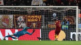 Cengiz Under gagal mencetak gol ke gawang Real Madrid, padahal pemain Turki itu berdiri bebas tanpa kawalan dan tepat berada di depan gawang tim tamu. (REUTERS/Tony Gentile)