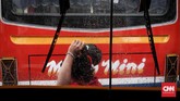 Metromini dan bus sedang lainnya yang berusia lebih dari sepuluh tahun terancam setop beroperasi mulai 2019. Hanya bus yang berusia di bawah sepuluh tahun yang boleh mengaspal di ibu kota. (CNN Indonesia/Safir Makki)