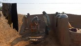 Altaf Hussain, petugas organisasi nirlaba LPP mengatakan bahwa menyediakan toilet adalah tanggung jawab laki-laki di wilayah tersebut. (ARIF ALI / AFP)