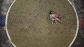 Pegulat sireum berkompetisi di Festival Korea Terbuka di Andong. Baik Korea Selatan dan Korea Utara mendaftarkan olahraga ini kepada UNESCO dan badan di bawah PBB itu mempertimbangkan untuk menerima pengajuan keduanya. (Photo by Ed JONES / AFP)